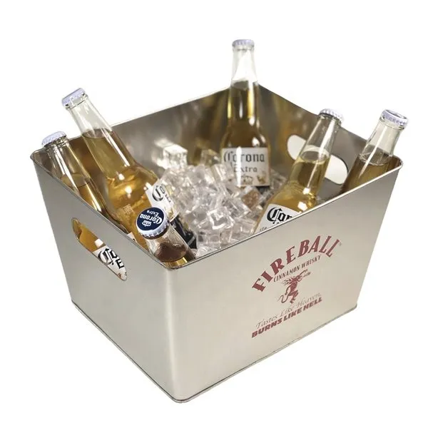 Pocinkano kovinsko vedro ledu